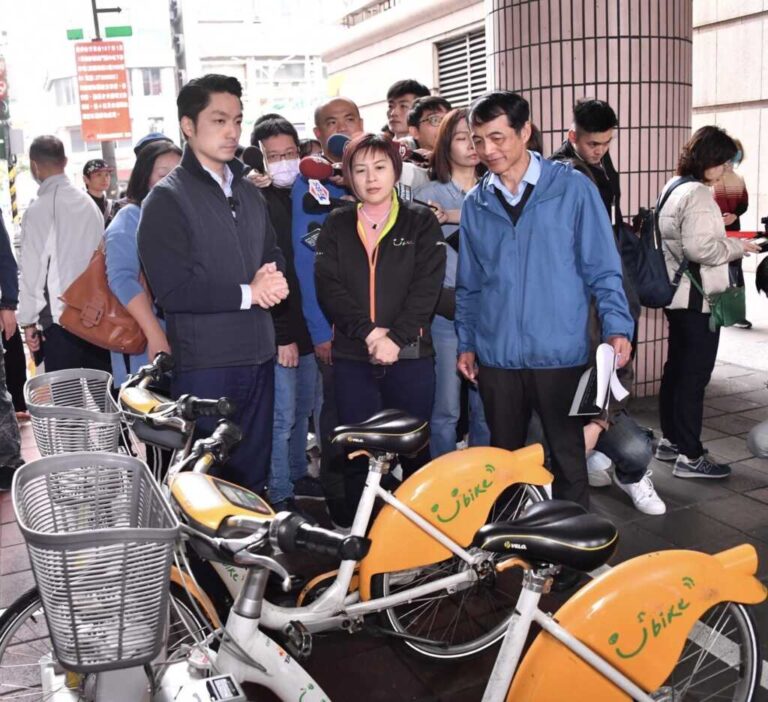 ▲台北市長蔣萬安視察YouBike前30分鐘免費上班首日租借狀況。（台北市政府提供）